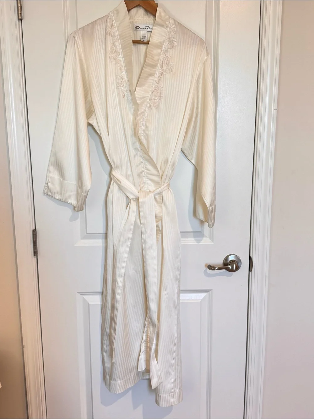 VTG Oscar De La Renta White Satin Stripe Floral Embroidered Robe Tie Waist Sz M